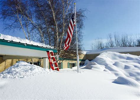 Snow Piles Up In Buffalo Area With More Expected At Least 7 Die The