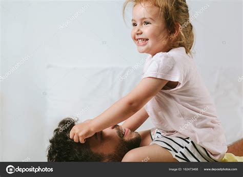 Father Daughter Playing Laughing Bed Home Image Libre De Droit Par