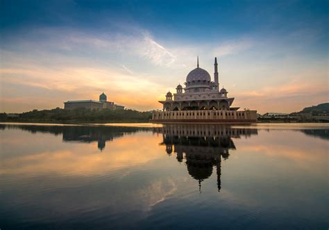Local and foreign companies enjoy its open environment to grab a part of a solvable and sizable malaysian market. Putra Lake Wetland : Putrajaya Tourist Destination Reviews ...