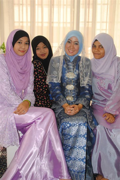 Sedangkan baju tradisional malaysia untuk perempuan adalah baju kurung. Malaysian Baju Kurung 215 by Aisa | Malaysian Baju Kurung