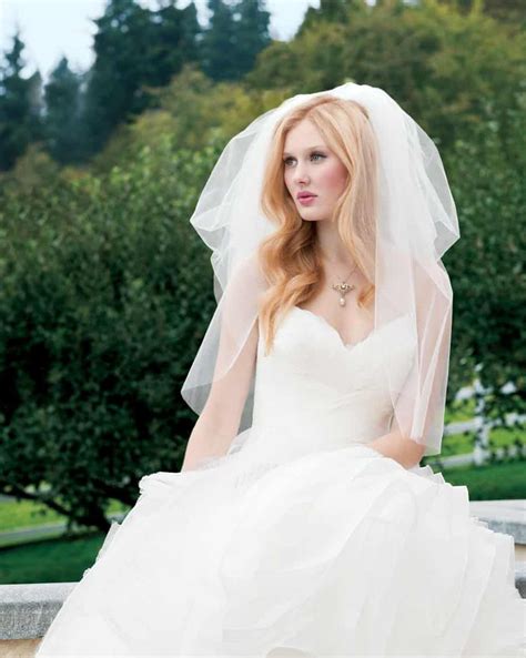 Today the veil is a creation of art, which is decorated with embroidery, lace, applications, crystals, pearls and even jewelry. 5 Wedding Veil Styles For Every Bride | Wedding veil styles, Romantic wedding gown, Wedding veil ...