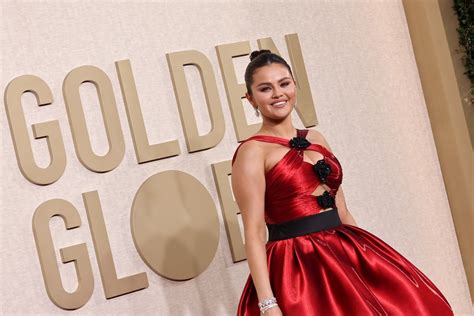 Globo De Ouro Selena Gomez Aposta Em Vestido Vermelho De Saia