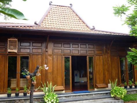 Selain terlihat elegan, rumah kayu juga terlihat lebih eye catching. Rumah Adat Jawa Tengah: Sejarah, Bentuk, Filosofi, Bagian ...