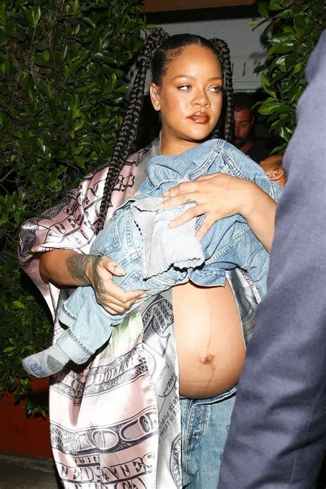 schwangere rihanna trägt einen bauchfreien crop top und hält ihren kleinen sohn auf dem arm