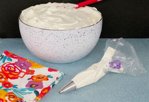 How to use homemade whipped cream: Whipped Cream Icing | Stabilized - Food Meanderings