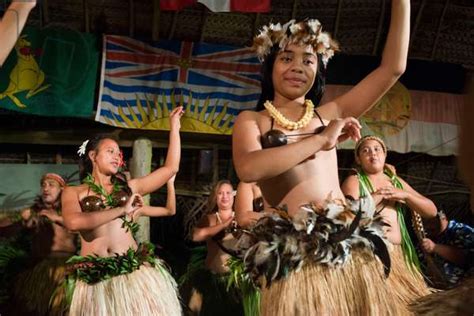 dancers in traditional polynesian clothes atiu island cook island polynesia south pacific