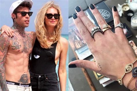 Fedez e chiara ferragni sono i protagonisti di un piccolo videogioco intitolato bella storia e realizzato dall'illustratrice elenapugger. Chiara Ferragni, Fedez e il giallo dell'anello di fidanzamento