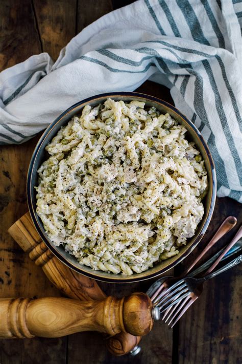 This classic pasta salad features a lightly creamy dressing the best macaroni salad recipe! Tuna Macaroni Salad - Ciao Chow Bambina