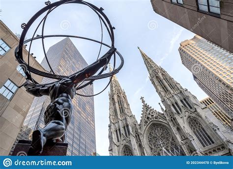 Atlas A Bronze Statue In Rockefeller Center Midtown Manhattan New