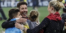 Diego Simeone, feliz con Carla Pereyra y sus hijos por la victoria del ...