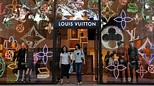 Louis Vuitton muestra en secreto su mini bolso en una fábrica de Barcelona