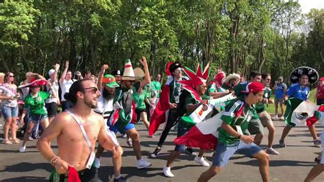 Mexicanos Bailan El Payaso Del Rodeo En Rusia Youtube