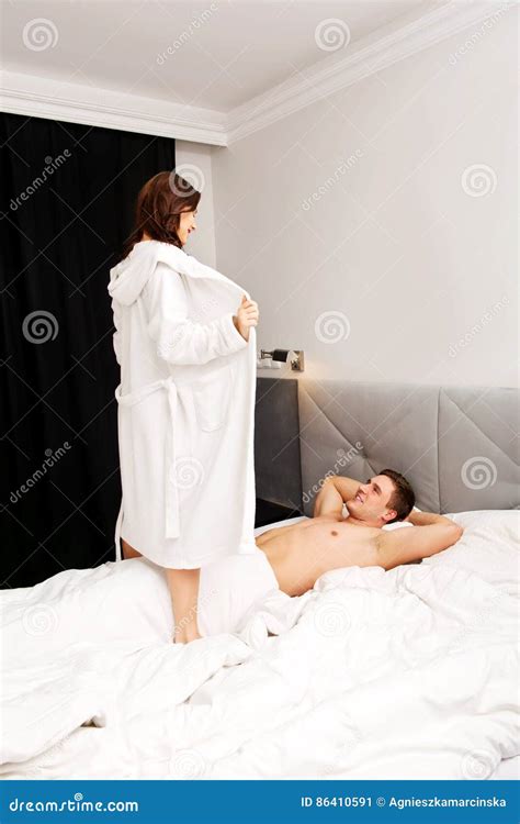 Junge Liebevolle Paare Im Bett Stockbild Bild Von Zuhause Kaukasisch 86410591