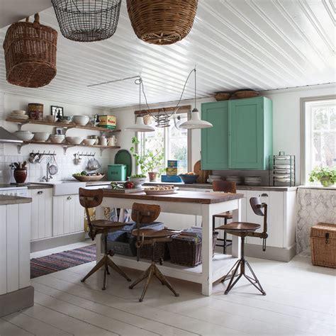 French country style is defined as a mix of rustic and refined decor inspired by the homes in the french countryside. Shabby chic country kitchen - Jelanie