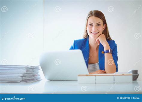 Frau Mit Den Dokumenten Die Auf Dem Schreibtisch Sitzen Stockfoto Bild Von Geschäftsfrau
