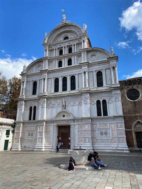 Conserva nella cripta, costruita imitando quella di san marco, i corpi di numerosi dogi tra i più antichi che giudarono la città. Chiesa di San Zaccaria, Venezia | Pellizzari Michele