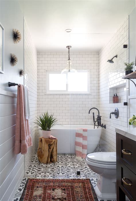 The most common bathroom sea decor material is stretched canvas. modern farmhouse bathroom remodel | Simple bathroom