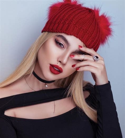 pin by 𝓦𝓪𝓻𝓭𝓪 𝓚𝓱𝓪𝓷 ♡ on gιrlѕ pнoтograpнy `ღ´ girl with hat stylish girl pic girl