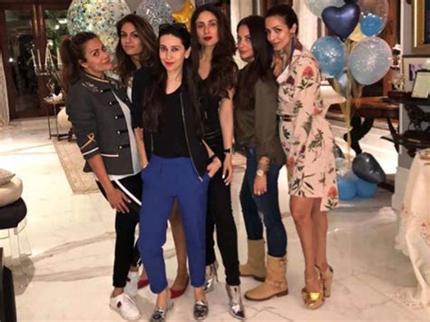 Pic Kareena Kapoor Khan And Karisma Kapoor Pose With Their ‘mom Squad
