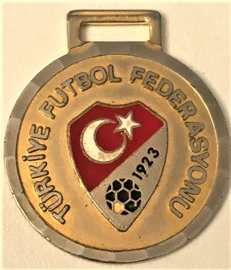 .futbol akademisi tesislerinde yeşil sahada meşin yuvarlakla buluşan gaziantepli genç yetenek hayri kıcıkoğlu, alt yapıda ve amatör liglerde elde ettiği başarıların ardından türkiye futbol federasyonu 3. TÜRKİYE FUTBOL FEDERASYONU MADALYA SICAK MİNELİ 22441 ...