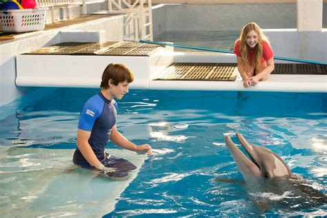Dolphin Tale 2 Review The Film Gives Us Hope Sandwichjohnfilms
