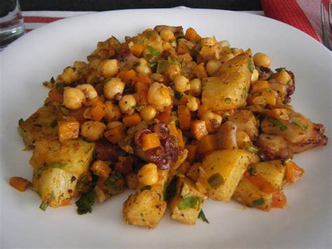 Añada en ese momento la carne ya cocida, cubra la cazuela, baje bien el fuego y cocine por unos 45 minutos, revolviendo ocasionalmente. Tomillo, laurel y otras cosas de comer.: ROPA VIEJA DE PULPO