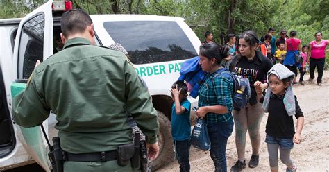 Border Patrol Detains Immigrant Families Crossing Us Mexico Border