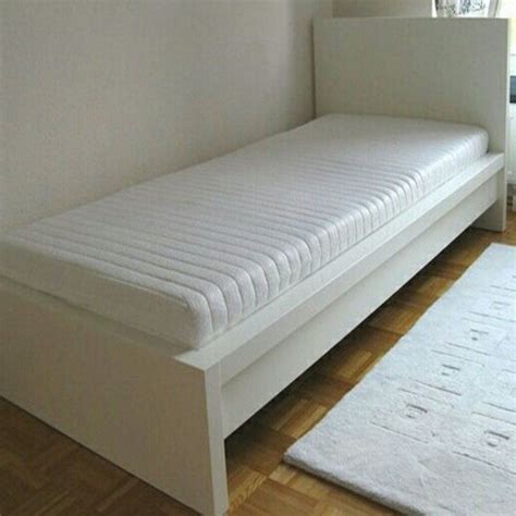 Auf dem boden liegt ein teppich. Ikea Hemnes Bett Anleitung | Haus Design Ideen