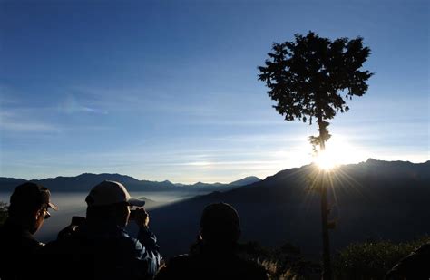 Tourists Watch Sunrise At Ali Mountain Scenic Area In Chinas Taiwan