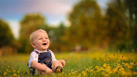 Smiling Beautiful Baby In Garden Photo Hd Wallpapers