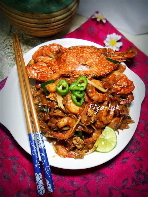 Penang char kuey teow was numerously requested. KUE TEOW GORENG SEAFOOD YANG SEDAP | Fiza's Cooking