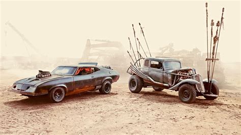 Keviewly Tanda Logam Terlihat Antik Mobil Jalan Mad Max Fury