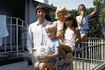 Een gelukkige Johan Cruijff in 1979 met zijn gezin in Los Angeles.foto ...