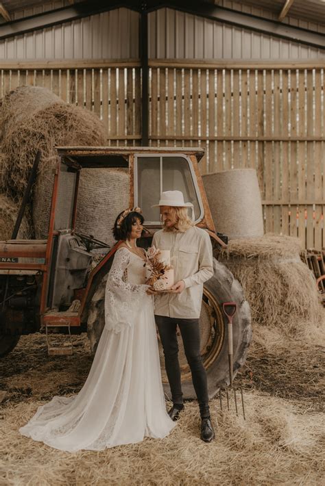 Heres The New Boho Twist On The Old Fashioned Rustic Barn Wedding