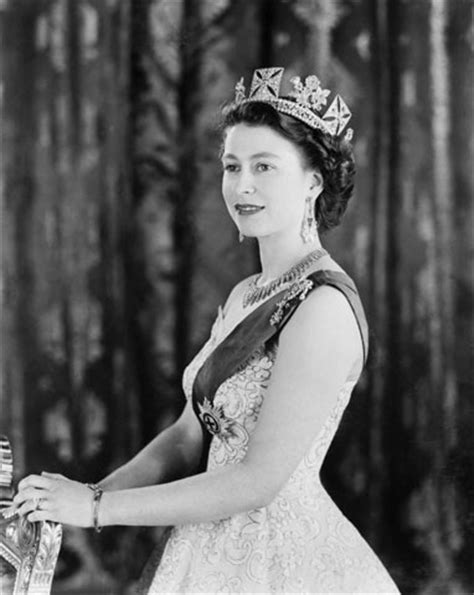 La regina elisabetta ii nel 2015. Elisabetta II: 60 anni di moda a Buckingham Palace | Moda