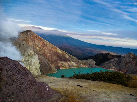 Gunung lawit berada di rangkaian pegunungan kapuas hulu dan merupakan puncak tertinggi dari pegunungan ini. 9 Gunung Terindah di Indonesia yang Mempesona - RedDoorz Blog