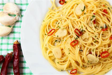 Spaghetti aglio olio is a classic italian dish. Pasta aglio olio e peperoncino - Ricetta light - Melarossa