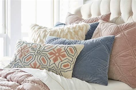 How To Arrange Throw Pillows On A Bed Throw Pillow Sizes For Bed