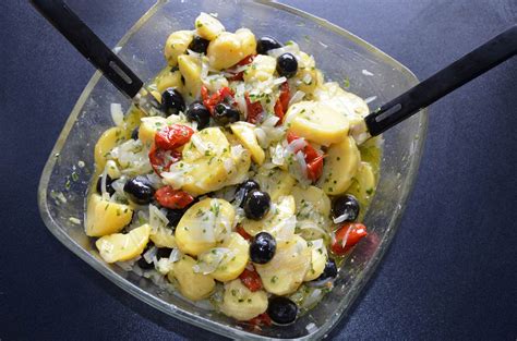 Mediterraner Kartoffelsalat mit Weißwein Rosmarin Oliven und getrockneten Kirschtomaten
