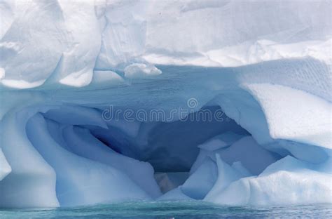 Niebieska Góra Lodowa Zdjęcie Stock Obraz Złożonej Z Zimno 42009578