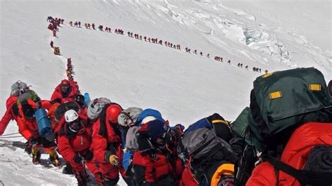 Climbers Long Queue To Summit Mount Everest Kidsnews