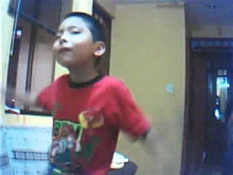 niño bailando sexy and i know it - YouTube