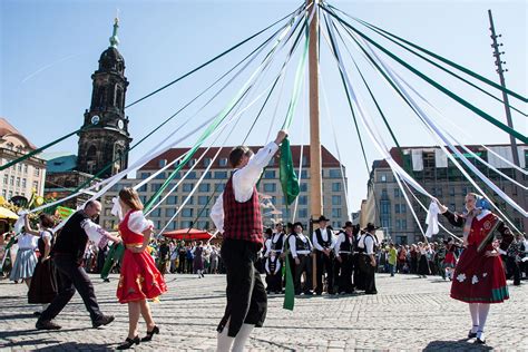 El ‘baile De Las Cintas Una De Las Más Coloridas Danzas Tradicionales