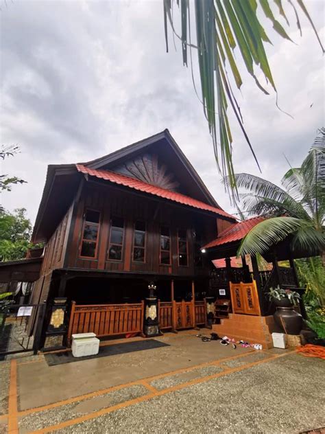Pemilik rumah hutan ini adalah bonda rozita ibrahim pengasas jamu ratu malaya. 'Family Trip' Di 'Rumah Hutan' Batang Kali. Siap Ada Spa ...