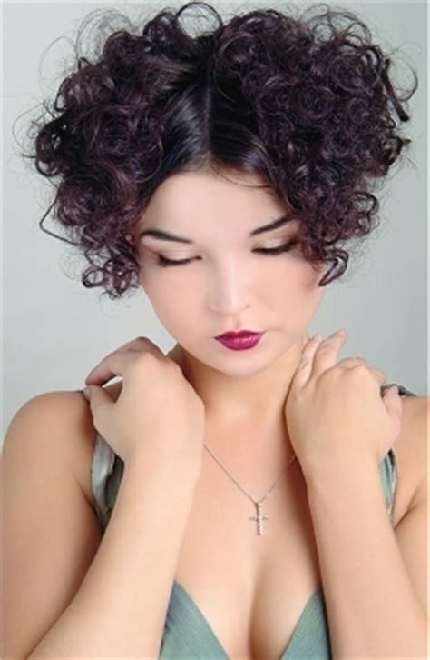 If you are someone with a significantly large forehead, this is the hairstyle for you. Curly Hair Parting Ideas|