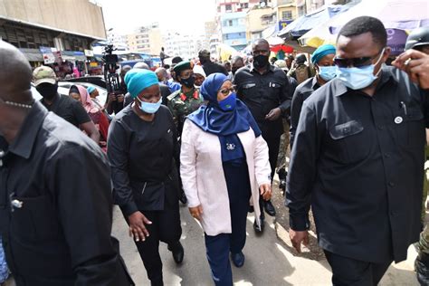 Mhe Rais Samia Suluhu Hassan Afanya Ziara Ya Kushtukiza Katika Soko Kuu La Kariakoo Jijini Dar