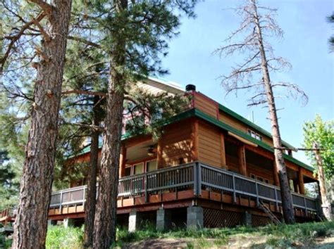 Book a cabin with plenty of amenities to make your stay comfortable. Group Cabin near the Grand Canyon
