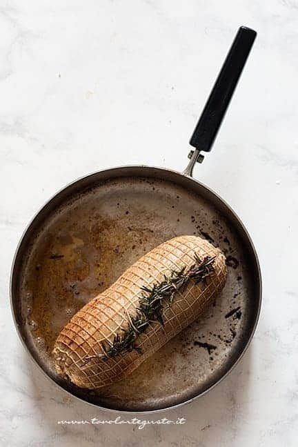 L'arrosto di pollo è una ricetta che consente di consumare una carne come il petto di pollo in maniera più particolare: Ricetta Arrosto di pollo (morbido e gustoso) - Tavolartegusto