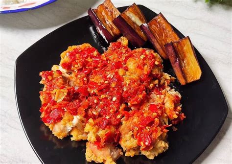 Ayam geprek merupakan makanan yang menurut saya merupakan sebuah terobosan di dunia kuliner, hampir di setiap kota ada saja yang jualan ayam geprek. Resep Sambal Geprek Mentah / Resep Ayam Geprek Crispy ...