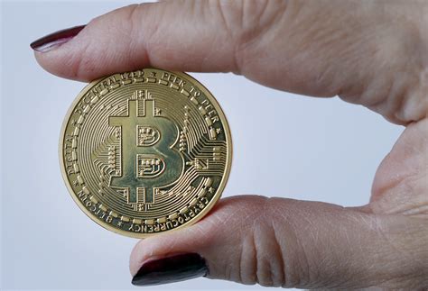 During install it will download about 250mb of data. Биткоин (bitcoin), криптовалюты — клипарт (фото) с большим ...